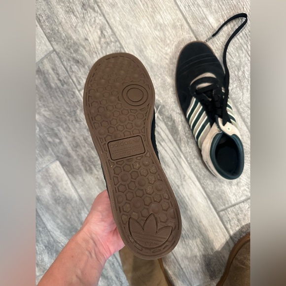 SALE💸💙💙Adidas skate boarding men’s black, green and cream. - Picture 9 of 16